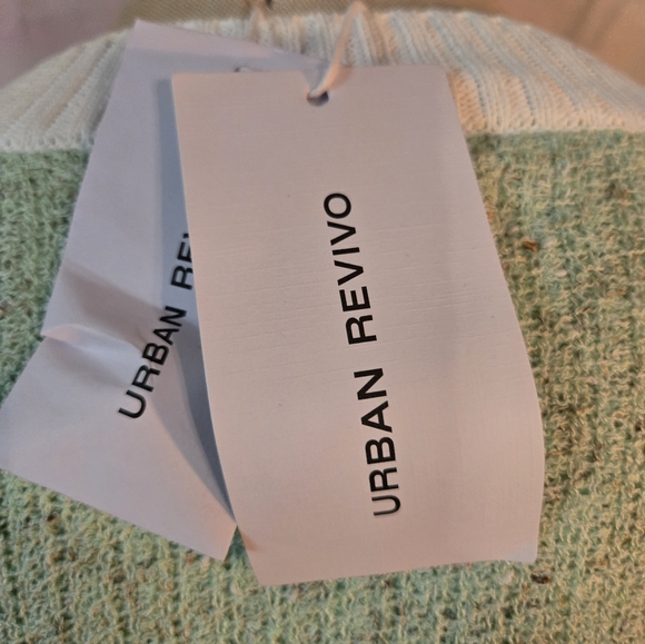 Women's Green and White Sweater - Picture 10 of 10